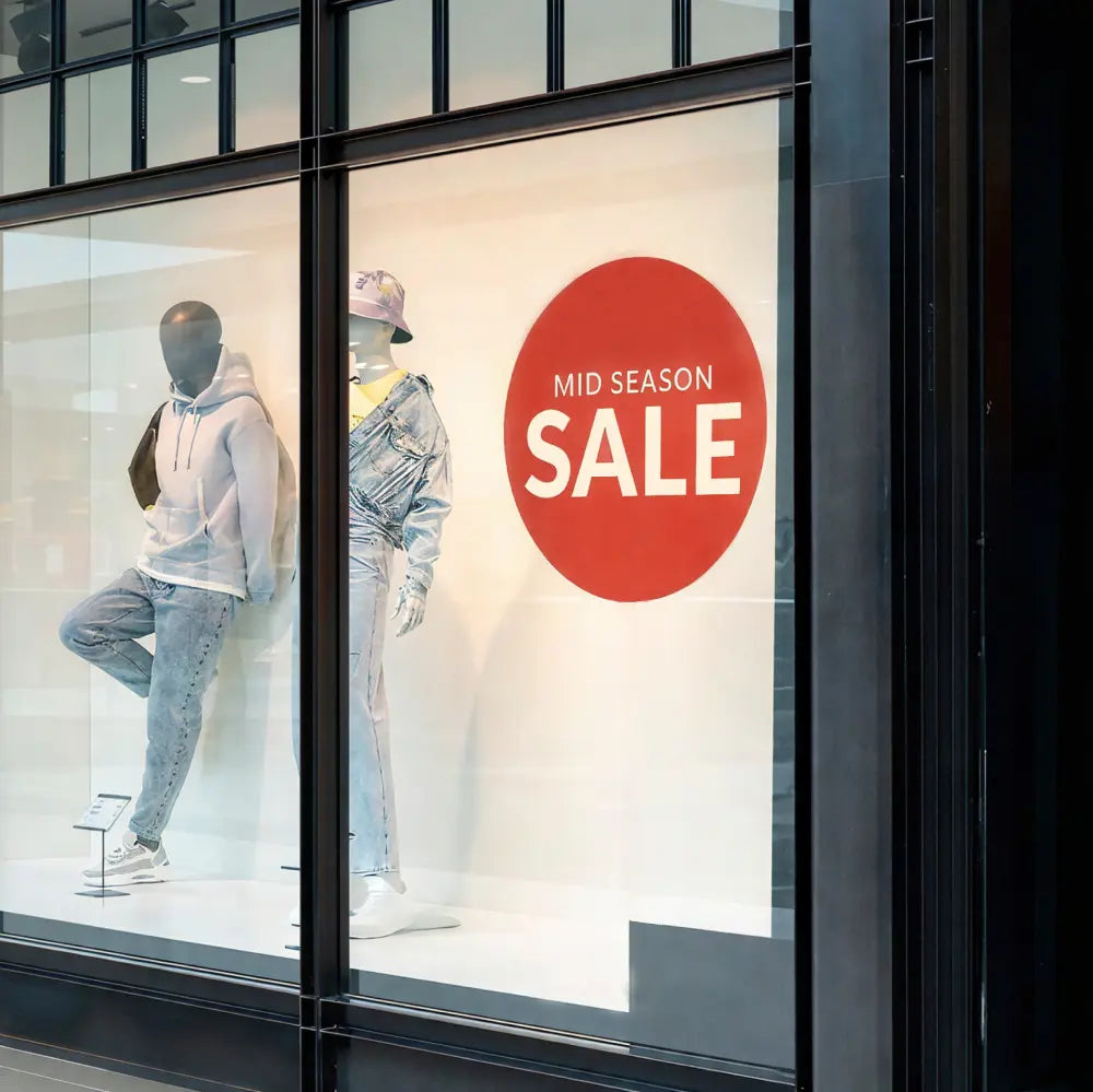 Adhésif collé devant une vitrine