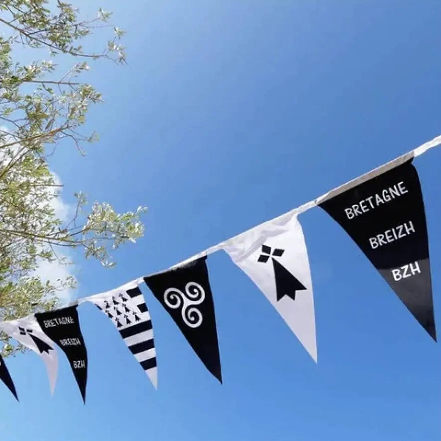 Advertising garland with triangular flags